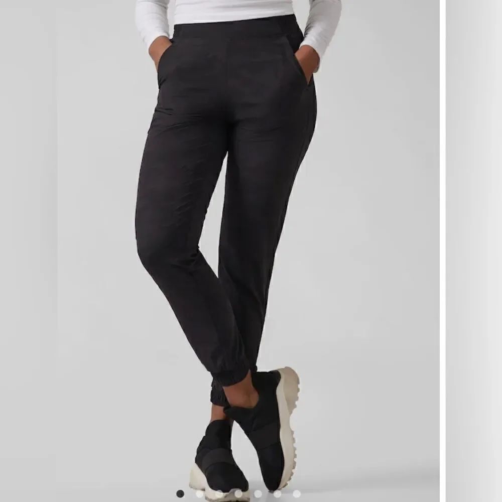 Athleta Brooklyn Camo Jogger New with tags Size 20 Black Camo